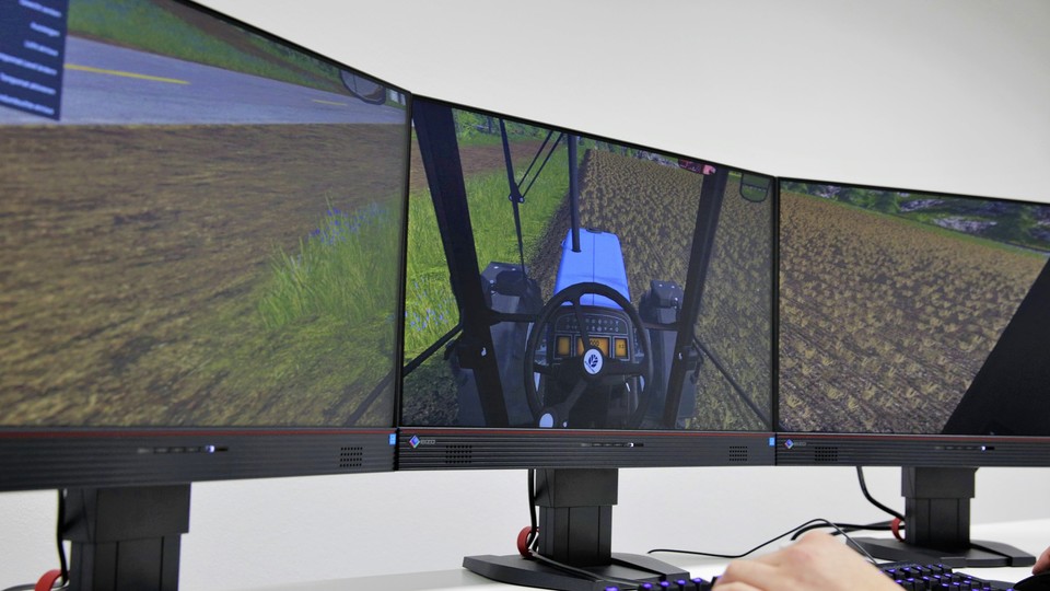 Der Landwirtschafts-Simulator 17 bietet auf drei Monitoren nicht nur echte Cockpit-Immersion, sondern auch spielerische Vorteile wie ein erweitertes Sichtfeld.