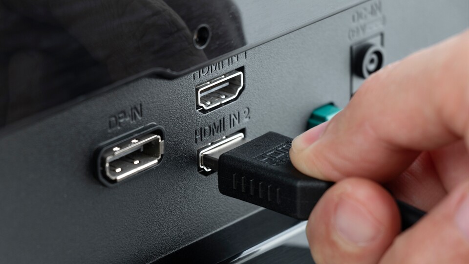 Die Verbindung zwischen eurem Laptop und dem Fernseher kann mit HDMI-Kabel oder ohne ganz einfach hergestellt werden. Quelle: adobe.stock.com OLEKSANDR