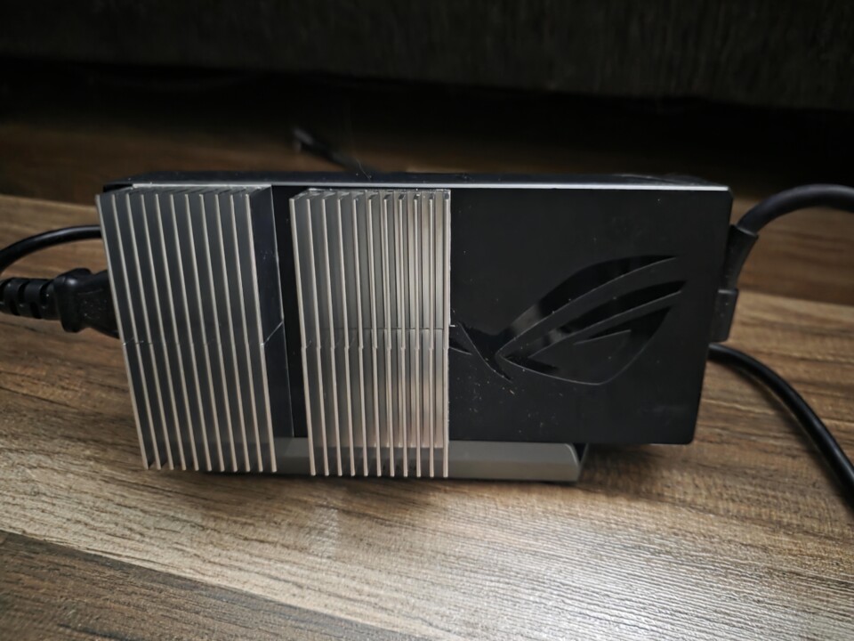 Ein Laptop-Netzteil mit Kühlkörpern? Die Idee klingt gut, ist bei näherer Betrachtung aber sinnlos. (Quelle: Reddit ratat-atat)