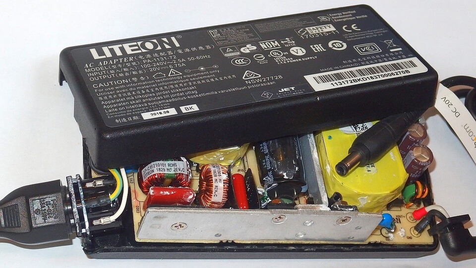 Im Inneren eines Laptop-Netzteils herrscht drangvolle Enge. (Quelle: DiodeGoneWild)