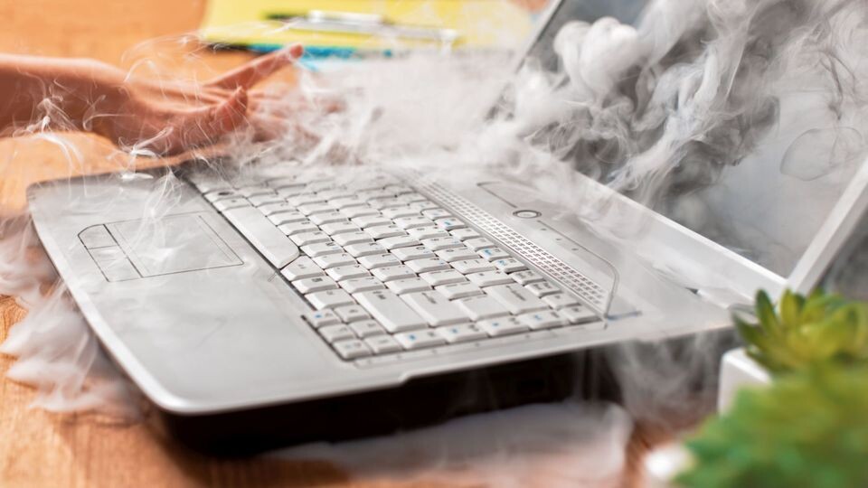 Damit eurem Laptop dieses Schicksal im Sommer erspart bleibt, solltet ihr einige Dinge beachten. (Quelle: bürosuche.de)