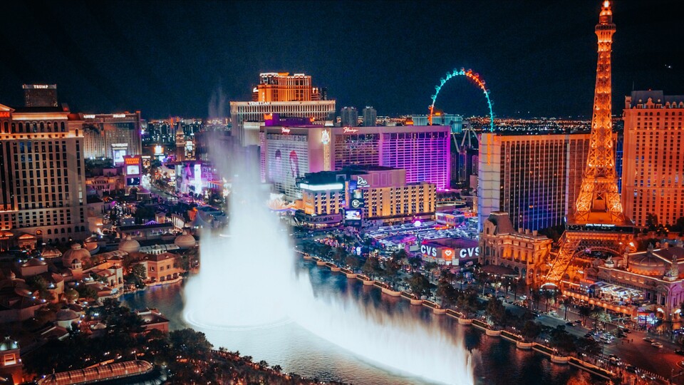 Der Strip von Las Vegas – weltberühmt, verrucht, verrufen und dennoch wohl ein Sinnbild des modernen Amerikas. Hier aber noch ohne Sphere (Bildquelle: Unsplash, Yves Scheuber)