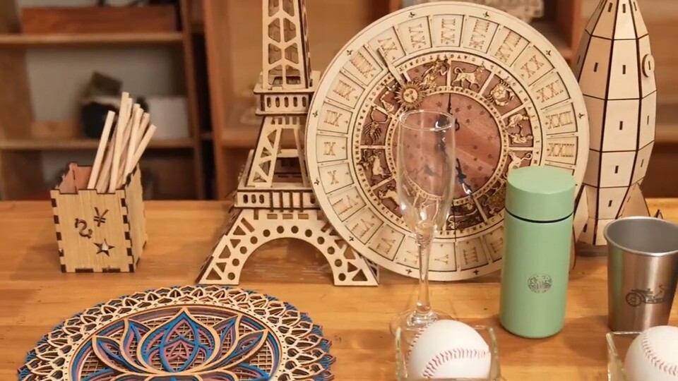 Ob komplexe Holzkonstruktionen, gravierte Gläser, Fußbälle oder Thermobecher - ihr könnt das alles ganz einfach per Software über den Laptop steuern.