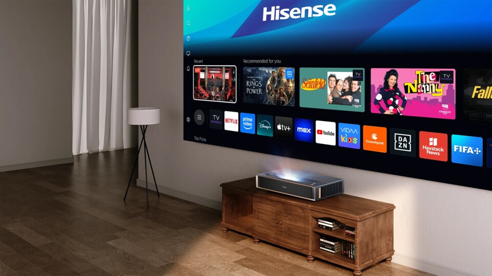 Aus extrem kurzer Distanz wirft ein Laser-TV sein Bild an eine Leinwand. (Bildquelle: Hisense)