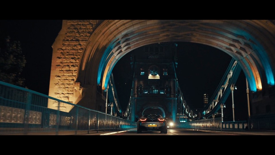 Besonders Szenen wie die Fahrt im dicken BMW über die Tower Bridge unterlegt Late Shift mit treibender, meist elektronischer Musik.