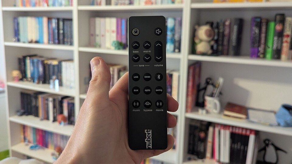 Einige Lautsprecher lassen sich auch mit Fernbedienungen steuern.