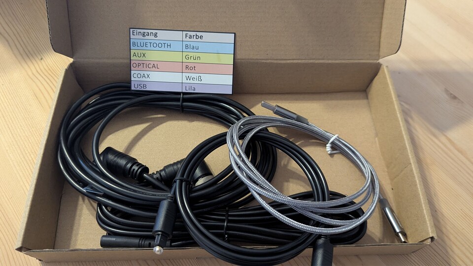 Je teurer ein Lautsprecher ist, desto mehr Anschlüsse und Kabel hat er in der Regel auch.