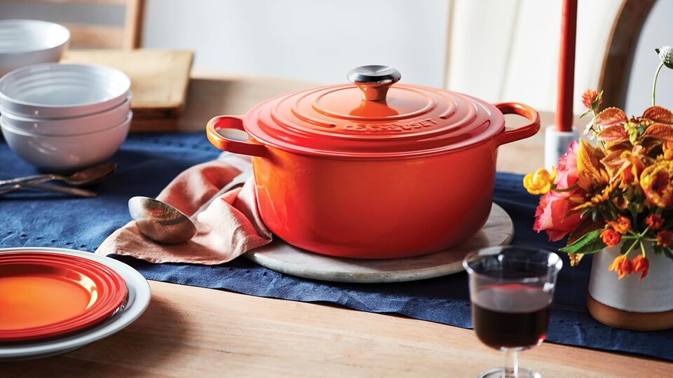 Besonders dieser Gusseisen-Bräter ist nicht nur stark reduziert, sondern eine echte Langzeitinvestition.