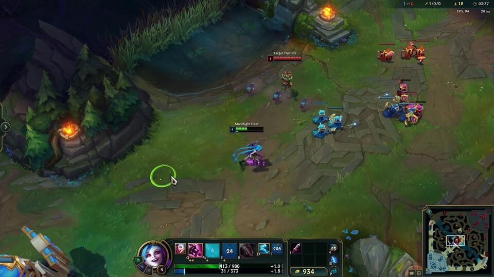 Das Practice Tool ist sehr gut dazu geeignet, um sich mit Lanes, Minions und dem Trading zwischen Champions vertraut zu machen. Wollt ihr erstmal nur euer Kit kennenlernen, könnt ihr euch auch an Dummies austoben.