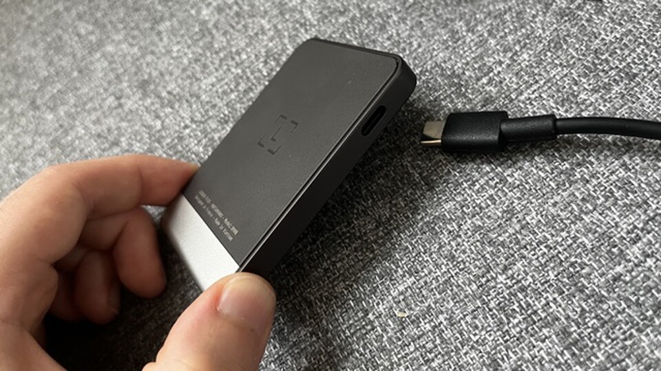 Der Ledger Flex kann einfach über USB-C geladen werden.