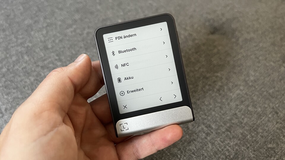 Der große Bildschirm des Ledger Flex erleichtert die Bedienung enorm.