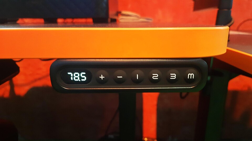 Der LeetDesk Pro lässt sich per Knopfdruck ganz einfach hoch- und runterfahren und ihr könnt sogar Höhen einspeichern!