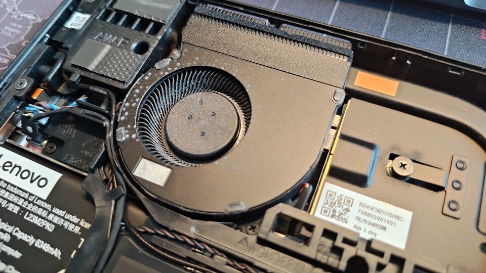 Mein Lenovo Legion Go nach etwa acht Wochen (mit nachinstallierten Staubfiltern). Die Staubansammlung hält sich sogar noch ganz gut in Grenzen – es kann aber auch schlimmer kommen, wie ihr weiter unten sehen werdet.