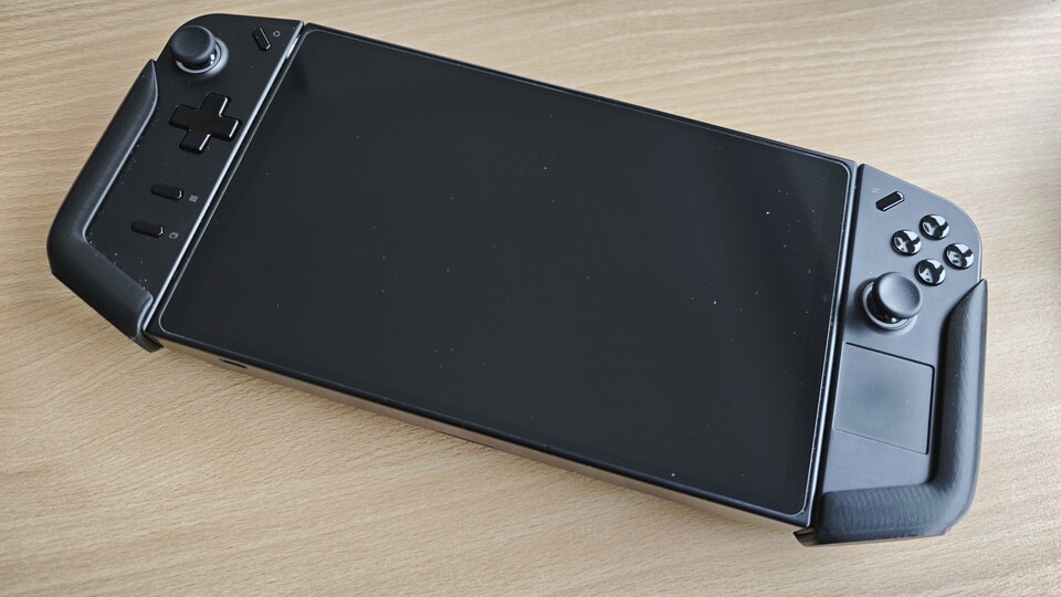 Ohne diese Komfort-Grips ist der erste Lenovo Legion Go richtig unbequem. (Bildquelle: Duy Linh DinhGameStar Tech)