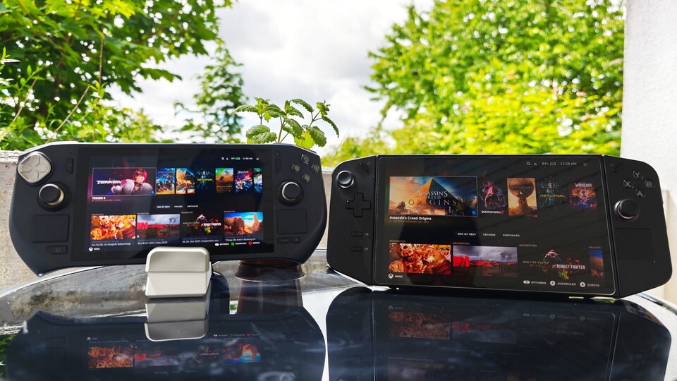 Links seht ihr einen Zotac Zone mit BazziteOS und rechts den Lenovo Legion Go mit SteamOS. Es gibt nur wenige Unterschiede, weshalb ein Umstieg von BazziteOS zu SteamOS sich nicht lohnt. (Bildquelle: Duy Linh DinhGameStar Tech)