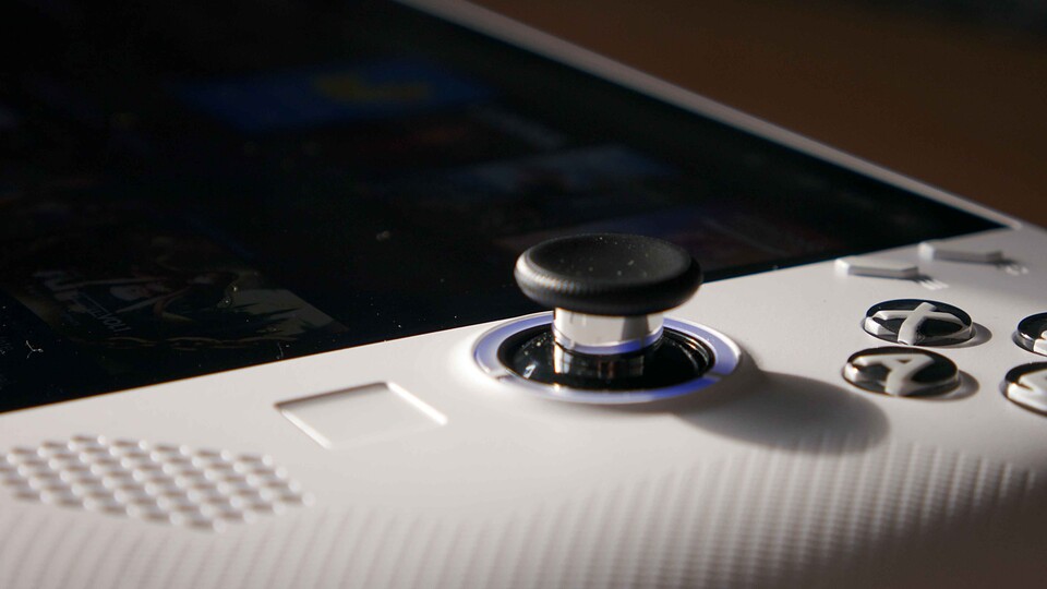 Die Hälse der Analog-Sticks bestehen aus Metall und werden von Glättungsringen umgeben. Das sorgt nicht nur für eine reibungsfreie Bedienung, sondern auch für weniger Abnutzung, als bei Kunststoff.