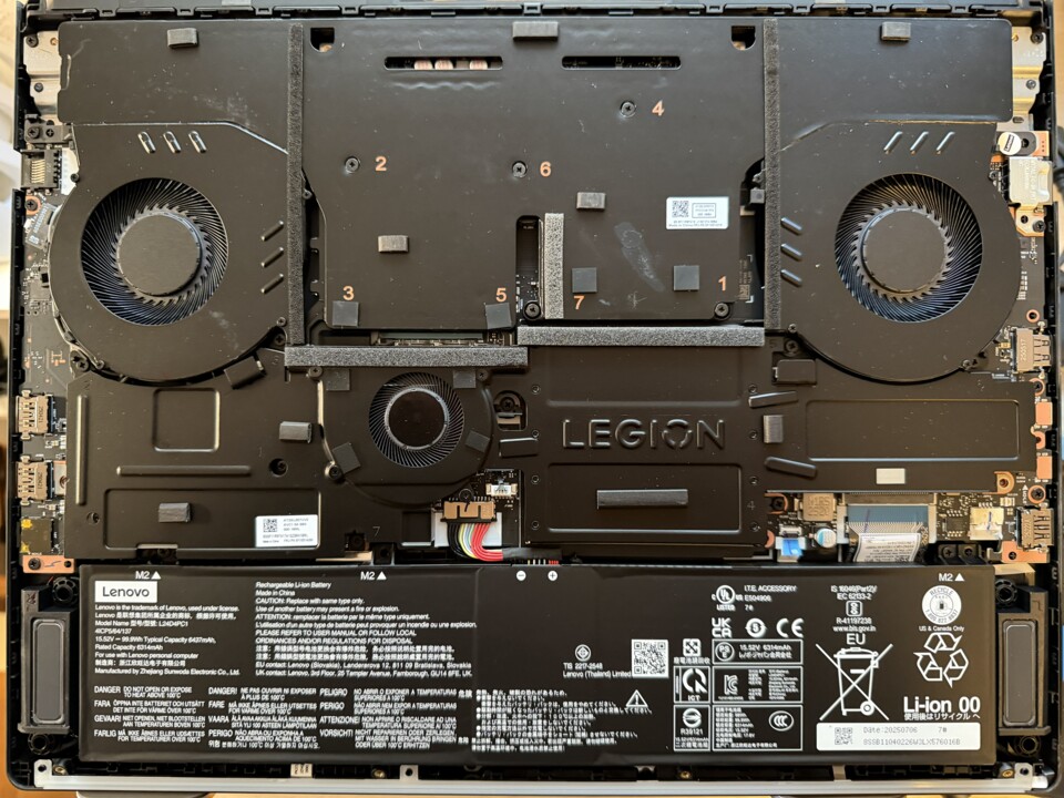 Der Innenraum wird von einem massiven Kühlsystem dominiert.