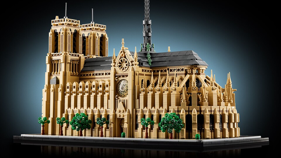 Nicht nur die Fassade beeindruckt mit einem hohen Detailgrad – selbst das runde Glasfenster ist verziert.