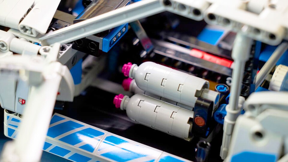 NOS, wie es im Film gerne und oft genannt wird, steht für Nitrous Oxide System, was sich hierzulande mit Lachgas-Einspritzung übersetzen lässt.