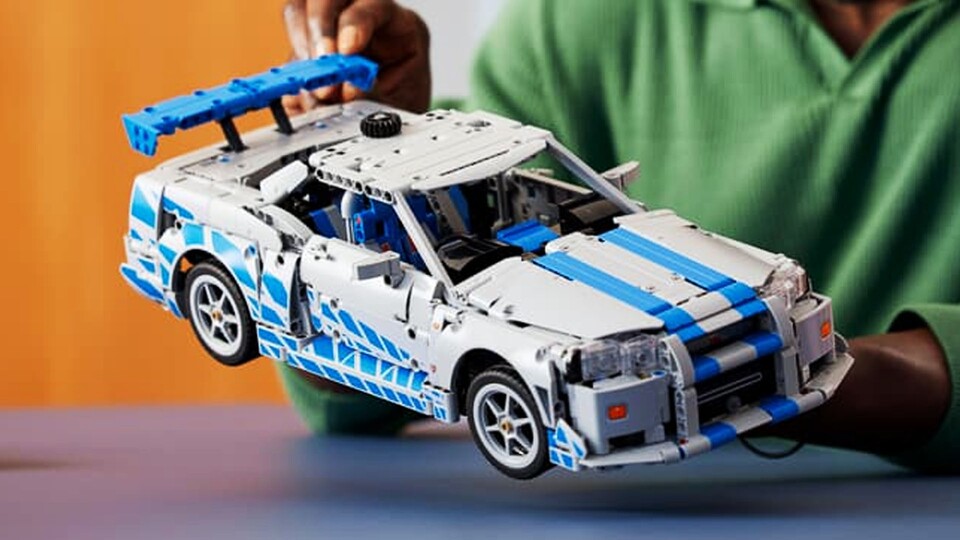 Die ikonische Frontpartie des R34 GT-R von Nissan ist absolut einmalig. Das LEGO-Set fängt sich erstaunlich gut ein.