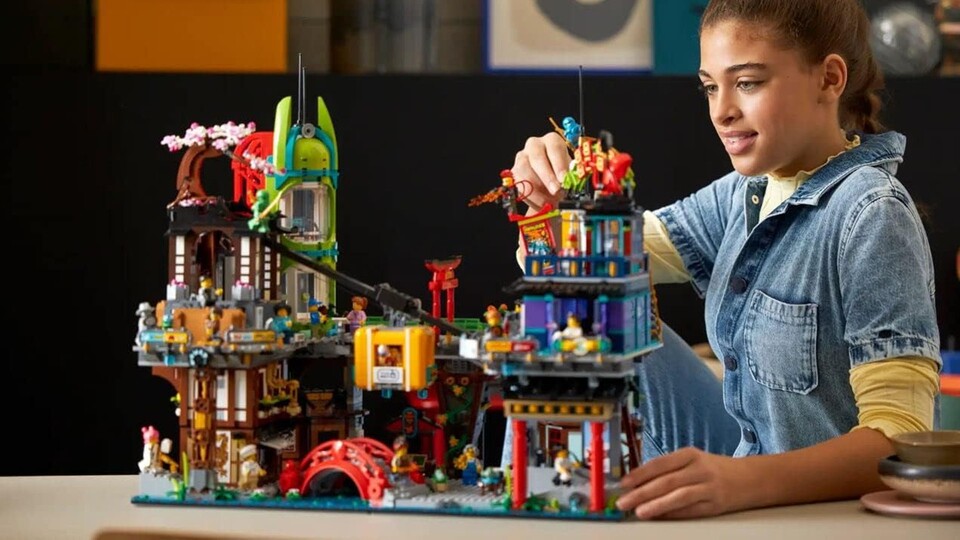 Der Spielumfang der Märkte von NINJAGO City erinnert mich an die großen Feuerwehr- und Polizeistationen aus LEGO City.
