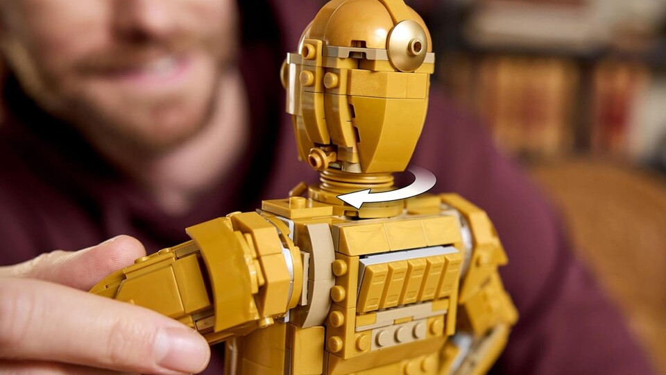 Dank drehbarem Kopf und beweglicher Arme steht C-3PO nicht einfach nur stocksteif da, sondern eignet sich auch zum Spielen!