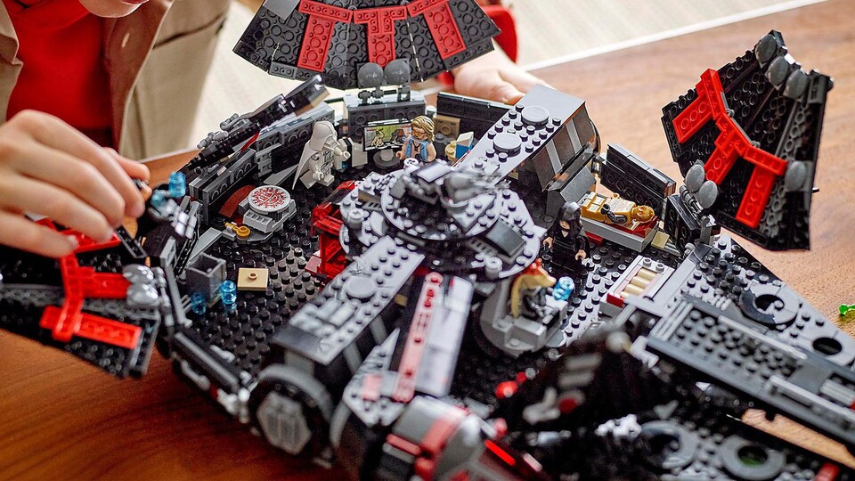 Ein Blick unter die Hülle des Dunklen Millennium Falken offenbart die düsteren Machenschaften von Darth Jar Jar und seiner illustren Crew!