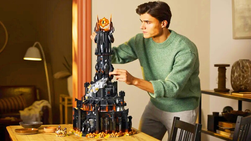 »Nur« 83 cm, aber dafür kann man ihn gut auf den Tisch oder ein Regal stellen. Die Spitze ist beim Barad-Dûr ja das Wichtigste.
