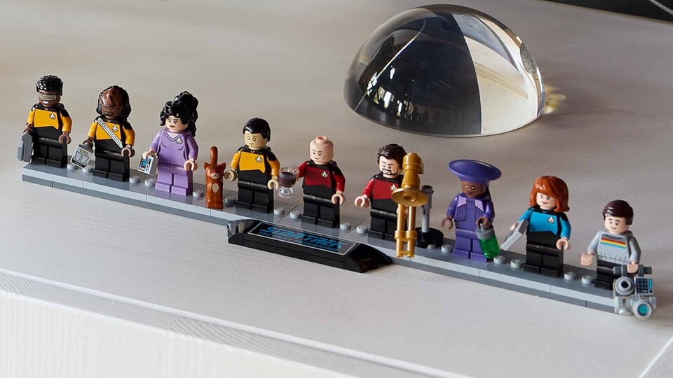 Picard, Riker, Data, Worf und Co. sind bei der LEGO U.S.S. Enterprise direkt mit an Bord.