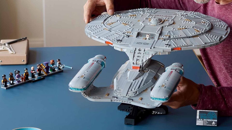 Dank großem Standfuß und Infotafel macht die LEGO U.S.S. auch als Vitrinenmodell ordentlich was her.