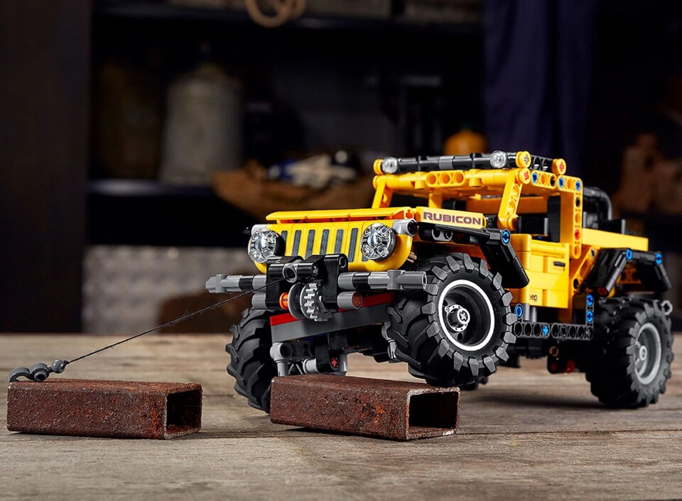 Der Jeep Wrangler packt auch deutlich mehr als diese mickrigen Stahlbarren. Mit der Seilwinde könnt ihr besonders steile Anstiege meistern.