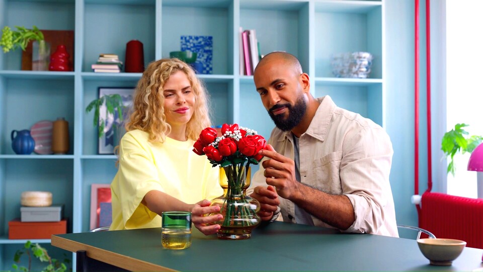 Die Blumen machen sich echt schön als Innendeko! Und das Zusammenbauen kann auch eine schöne Partneraktivität sein.