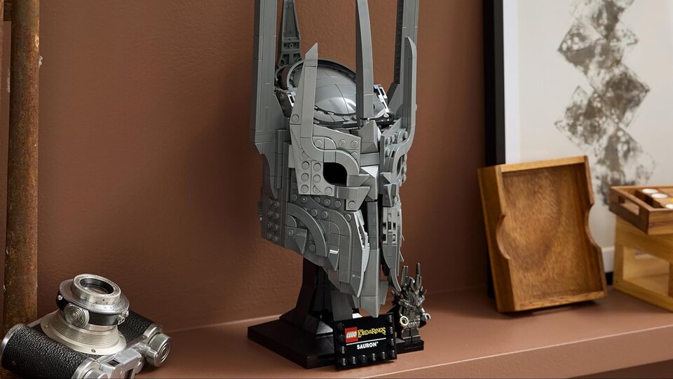 Ob auf dem Schreibtisch oder im Regal: Das kompakte Design sorgt dafür, dass Sauron überall eine gute (und böse) Figur macht.