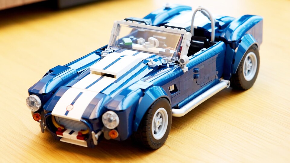 Der LEGO Shelby Cobra 427 SC besteht aus 1.241 Teilen und ist voll bedruckt.