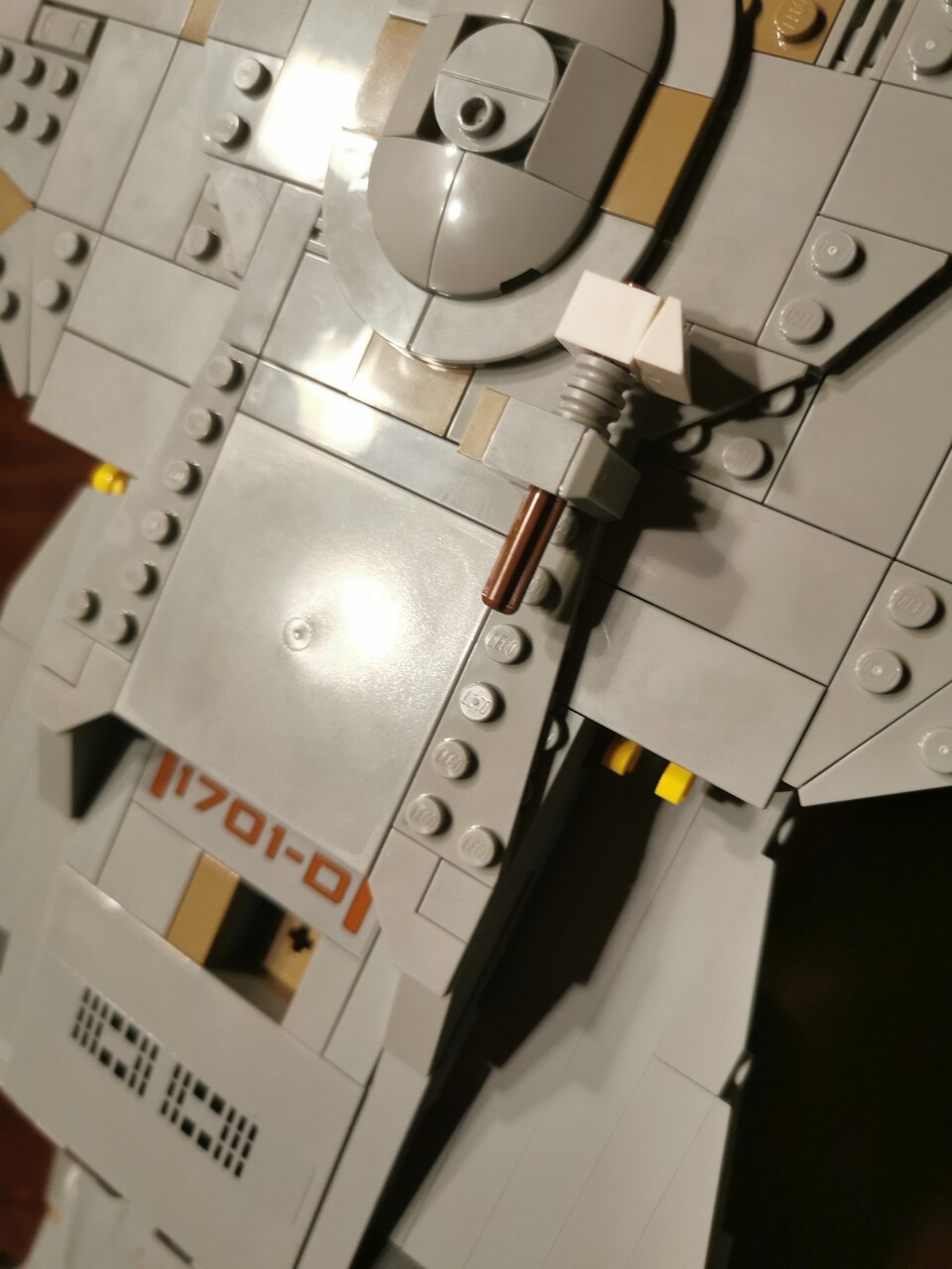 Der kleine weiße Böppel ist ein maßstabsgetreues Shuttle und verdeckt clever den Mechanismus, der Untertassen- und Antriebssektion zusammenhält. Stark!