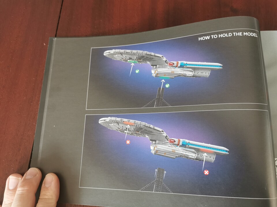 Schön in der Mitte anfassen, nicht außen, dann fällt euch die Enterprise auch nicht runter.