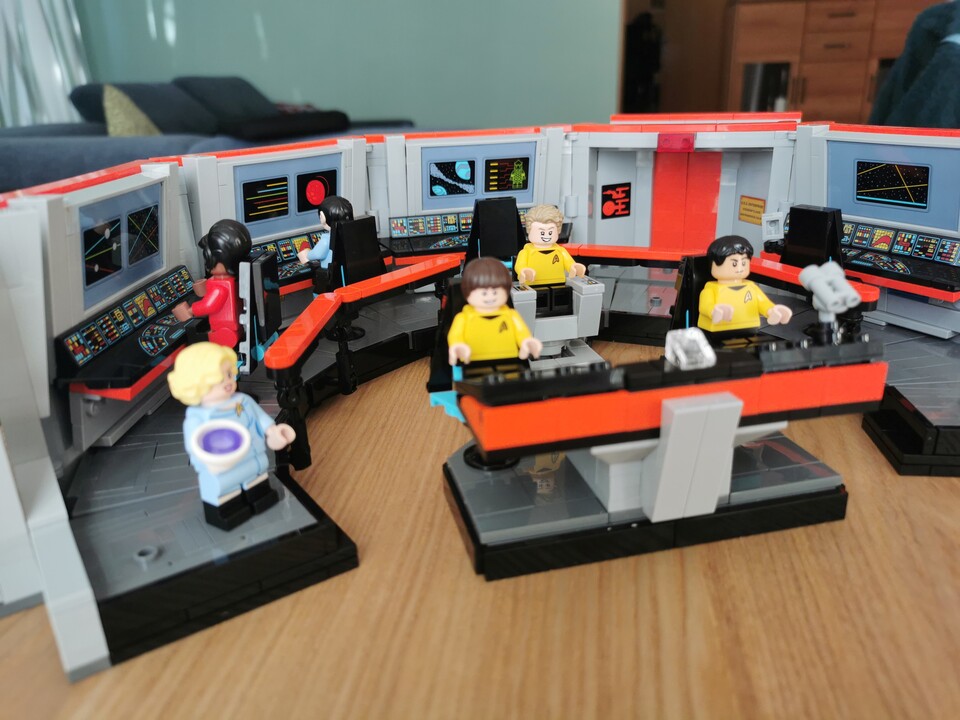 Gefühlt haben die Lego-Designer an alles gedacht, von Spocks kleinem Monitor bin hin zu Sulus Zielcomputer.