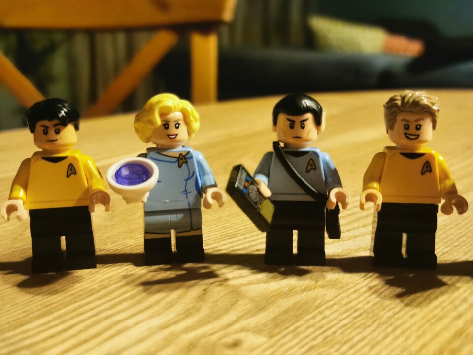 Kirk (rechts) ist ein regelrechter Wuschelkopf, das passt nicht ganz zur Serie. Spock und Chapel sind stark umgesetzt, auch Uhura (unten) hat tolle Details.