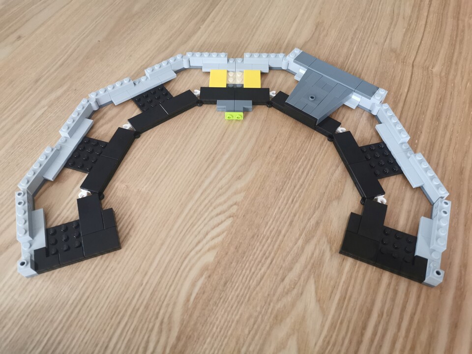 Die Hauptattraktion ist das Halbrund der Kommandobrücke. Das fertige Design wirkt durch die Verwendung von SNOT sehr edel, gleichzeitig gibt es genug Haltepunkte, um Figuren stehen zu lassen.