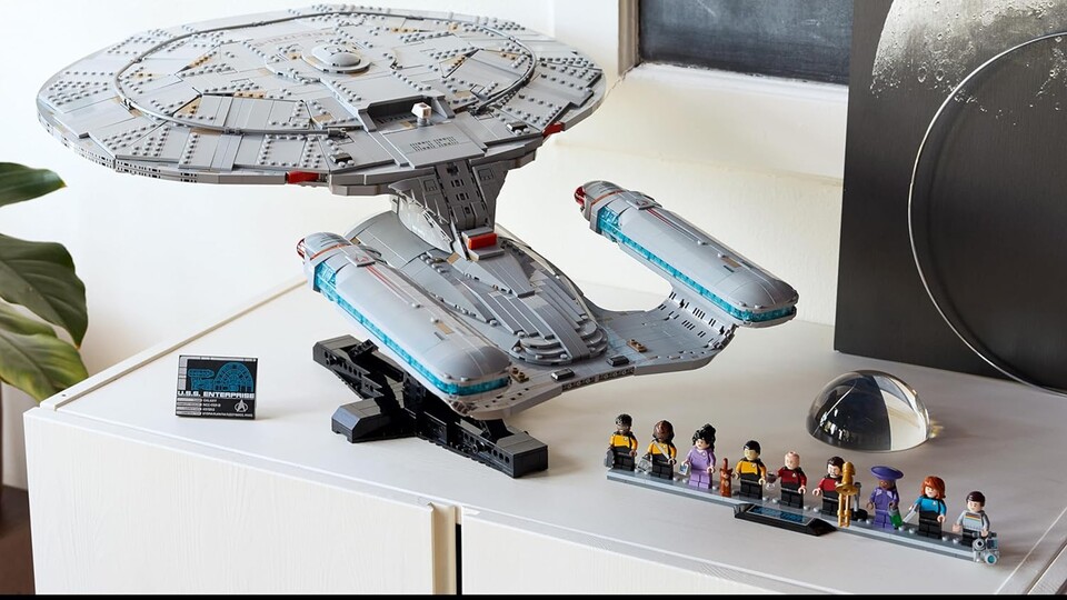 Bedruckte Infoplakette und ein geneigter Ständer für eine dynamische Positionierung – die Minifiguren stehen daneben in Reih und Glied.