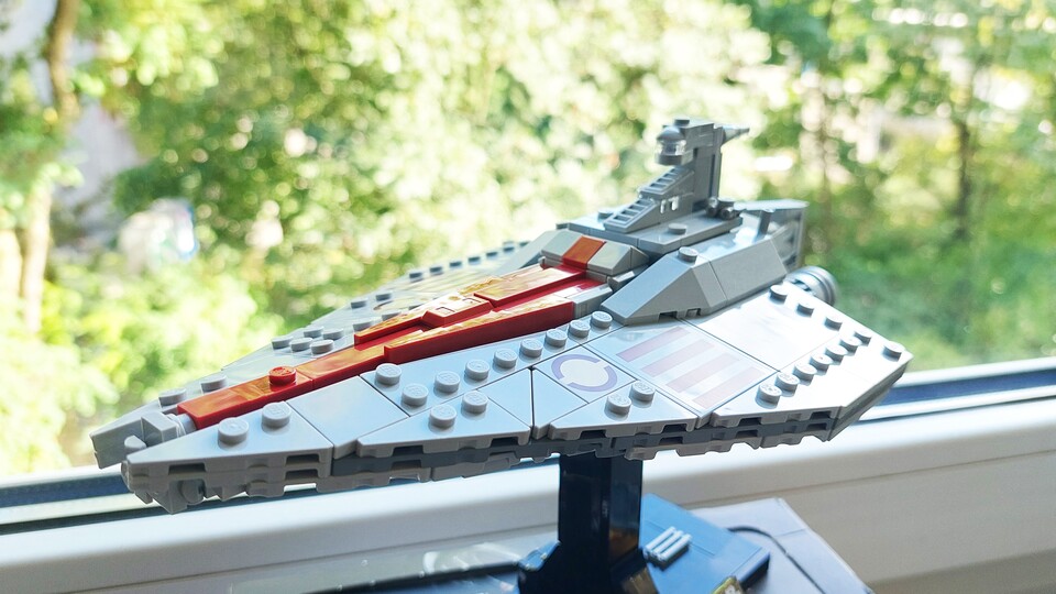 In besserem Licht sieht das Set wirklich cool aus! Der Druck auf den Steinen könnte bei LEGO aber etwas besser sein.