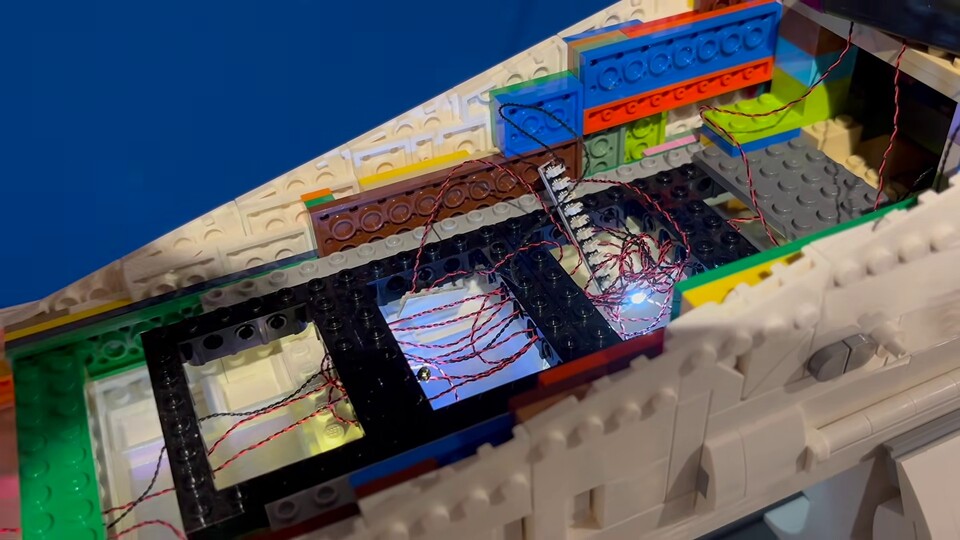 Die LEDs für die Beleuchtung des Lego-Modells sind nicht in den über 13.000 Euro Kosten einberechnet.