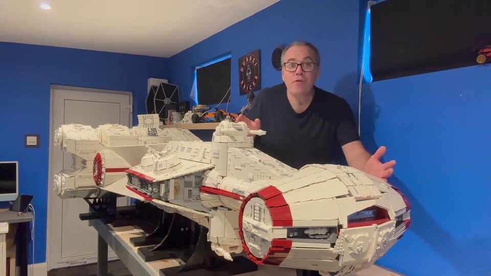 Die gigantische Tantive IV ist im Minifiguren-Maßstab gebaut und dürfte aus mehreren zehntausend Klemmbausteinen bestehen.
