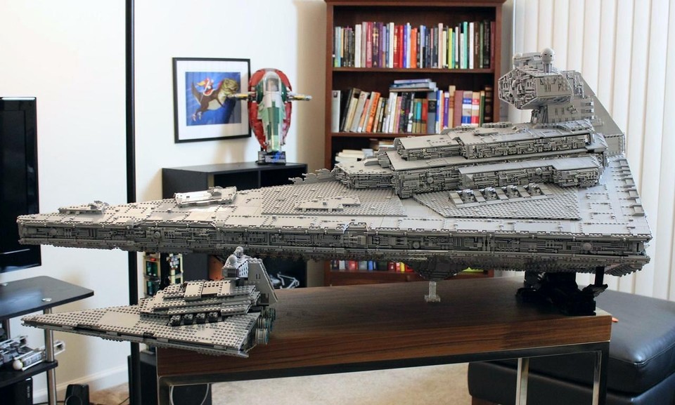 Der Imperiale Sternenzerstörer aus Lego. Selbstgebaut und deutlich größer als das »Original«-Modell, das im Vergleich gerade zu winzig wirkt. Quelle: http://imgur.com/gallery/snxk3#514CPGf