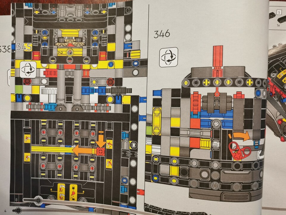 Dieses Bild ergibt mehr Sinn, wenn man vorher stundenlang den komplexen Mechanismus für die elektrische Steuerung des Lego Volvo Baggers zusammengesetzt hat. Aber Vorsicht vor Fehlern beim Aufbau - die rächen sich später bitterlich.