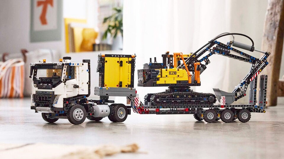Zwei Fahrzeuge in einem Set: Der Volvo FMX hat den EC230-Bagger im Schlepptau. Ziemlich schick, aber arm an Funktionen. (Bildquelle: Lego)