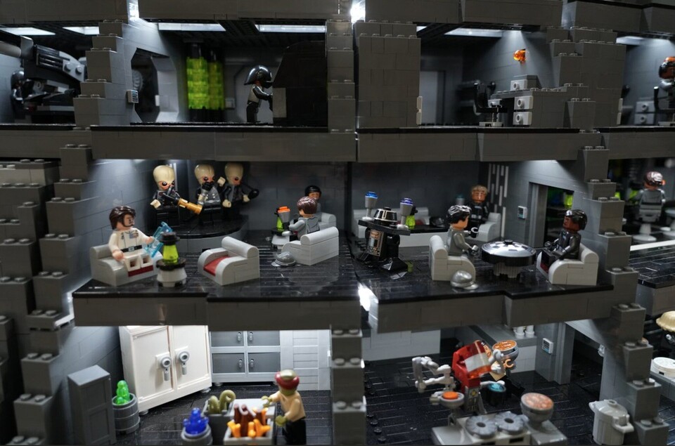 Überall gibts was zu sehen, denn das Innere des Todessterns wurde in 105 Räumen exemplarisch nachgebildet. (Bild: @LEGOStarWarsTheExhibition)