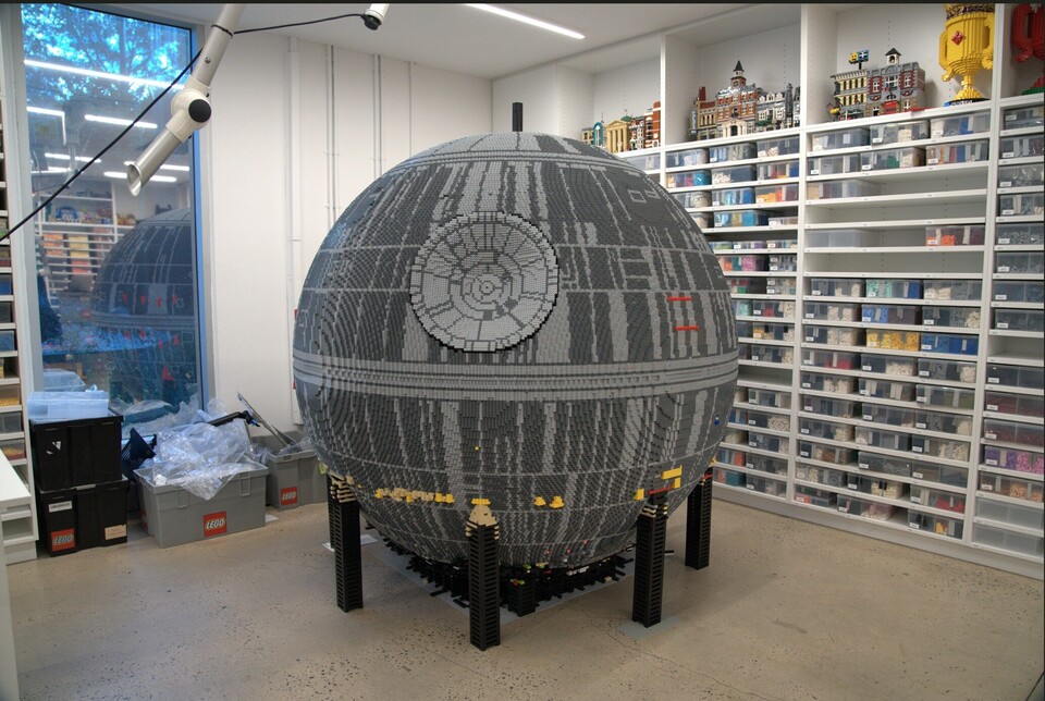 Da ist sie, die Todeskugel! (Bild: @LEGOStarWarsTheExhibition)