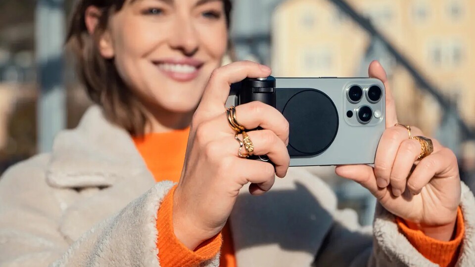 Leica bietet für da iPhone (exklusiv) einen Kameragriff an. Die Kosten sind dafür allerdings immens (rund 300 Euro).