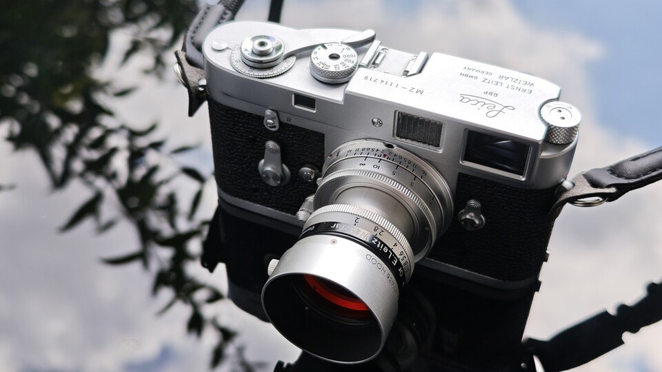 Natürlich sind die Unterschiede zu einer Leica M deutlich vorhanden. Aber man ahnt woher die Inspiration der X100-Serie kommen könnte. (Bild: Duy Linh Dinh – GameStar Tech)